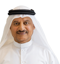 شخص يرتدي ثوبًا عربيًا أبيض وغطاء رأس تقليدي ويبتسم بخفة في خلفية بيضاء. Description generated by AI