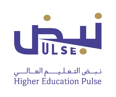 شعار نبض التعليم العالي مكتوب بخط عربي حديث مع كلمة Pulse بالإنجليزية تحته ونقاط باللون الذهبي. Description generated by AI