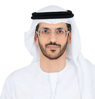 شخص يرتدي عباءة وحجاب أسودين ويبتسم بخفة في خلفية بيضاء. Description generated by AI