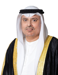 شخص يرتدي الثوب والشماغ الإماراتي يبتسم بخفة في صورة أمام خلفية بيضاء. Description generated by AI