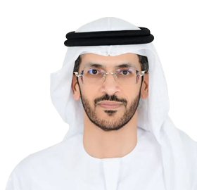 شخص يرتدي عباءة وحجاب أسودين ويبتسم بخفة في خلفية بيضاء. Description generated by AI