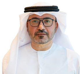 شخص يرتدي نظارات وملابس تقليدية خليجية بيضاء مع غطاء رأس أبيض وحزام أسود. Description generated by AI