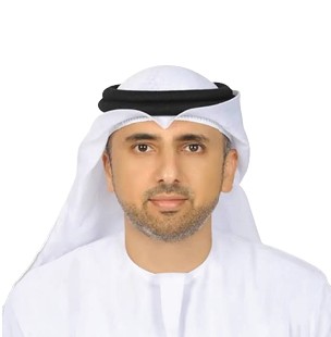 شخص يرتدي عباءة وحجاب أسودين ويبتسم بخفة في خلفية بيضاء. Description generated by AI