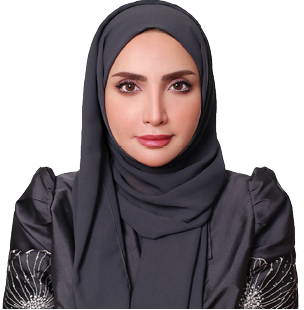 شخص يرتدي عباءة وحجاب أسودين ويبتسم بخفة في خلفية بيضاء. Description generated by AI