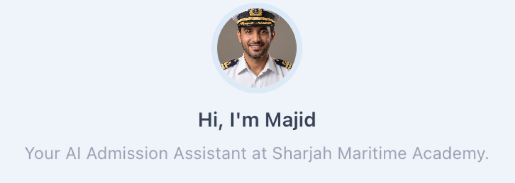شخص يرتدي زي رسمي بحري مع قبعة ويبتسم في صورة شخصية دائرية مع نص ترحيبي يذكر اسمه ووظيفته كمساعد قبول في مؤسسة تعليمية. Description generated by AI