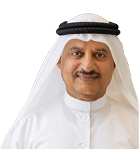 شخص يرتدي ثوبًا عربيًا أبيض وغطاء رأس تقليدي ويبتسم بخفة في خلفية بيضاء. Description generated by AI